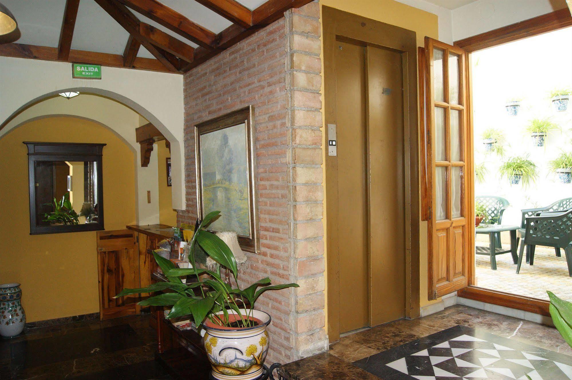 Almona Hotel 2*